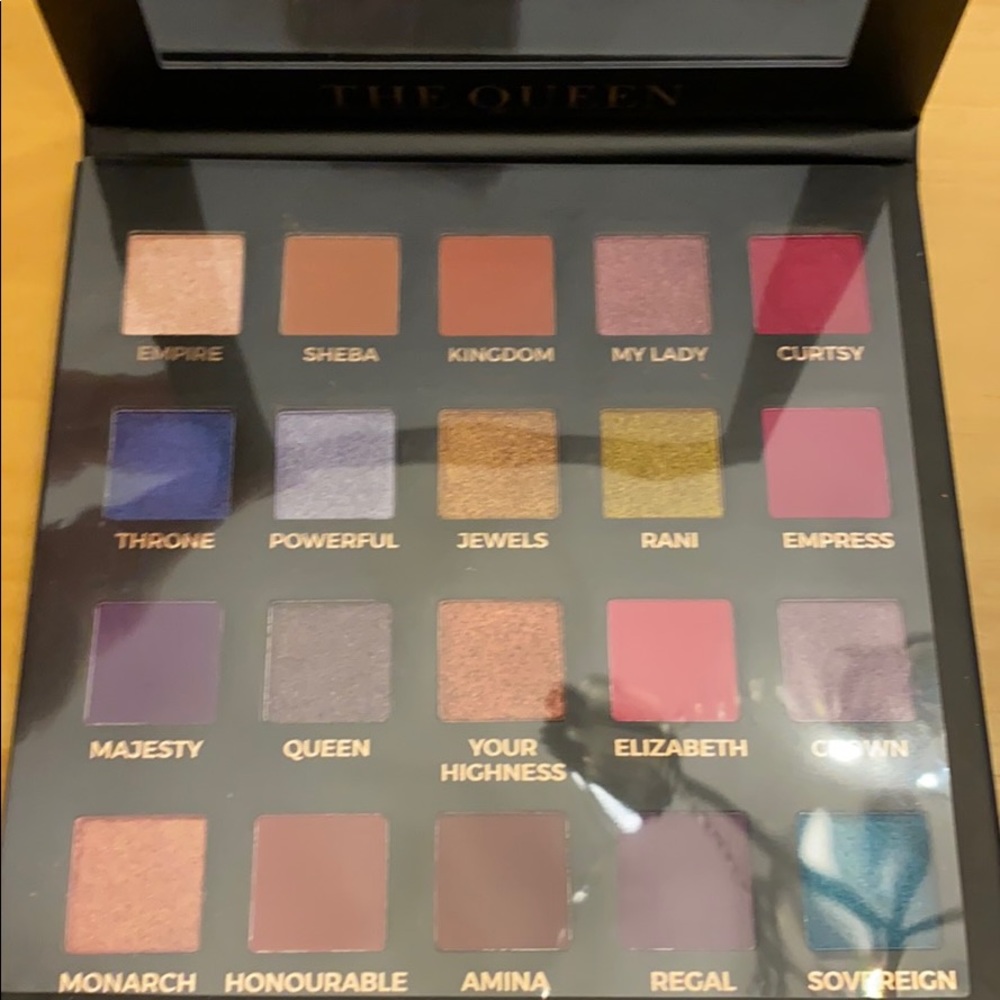 NIB Eloise Beauty Queen Eyeshadow Palette
